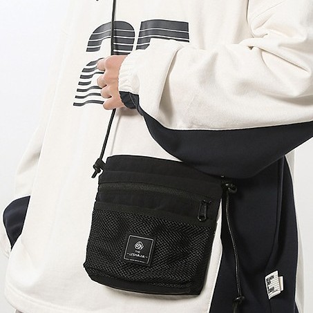 This unisex design phone bag is simple and cute. It is in a solid color, has a large capacity and is sturdy. It is a small square single-shoulder crossbody bag Application Scenario