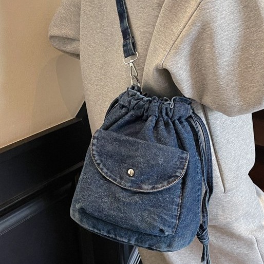 Korean denim bucket bag for women 2025 new style casual summer single-shoulder bag with large capacity, drawstring opening and simple crossbody bag Application Scenario