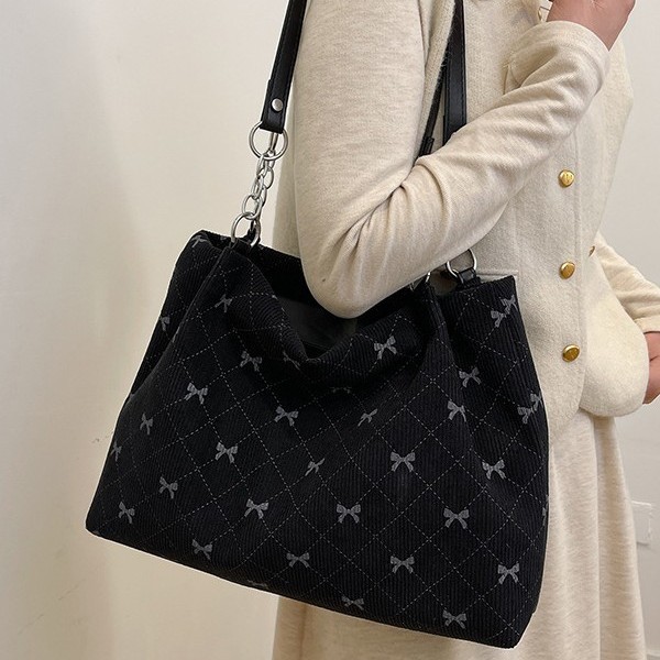A new winter 2024 Korean-style simple and fashionable casual retro large-capacity single-shoulder tote bag for commuting Specification drawing