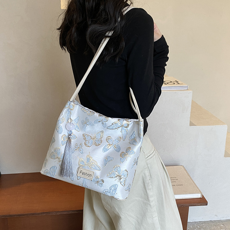 New Chinese-style bag for women 2025, a trendy Hanfu ancient-style single-shoulder underarm bag, a fashionable crossbody bucket bag details Picture
