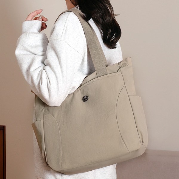 Large-capacity single-shoulder bag, simple and lightweight tote bag, tutorial bag, casual wash bag, nylon fabric bag, women's hand-held document bag Application Scenario