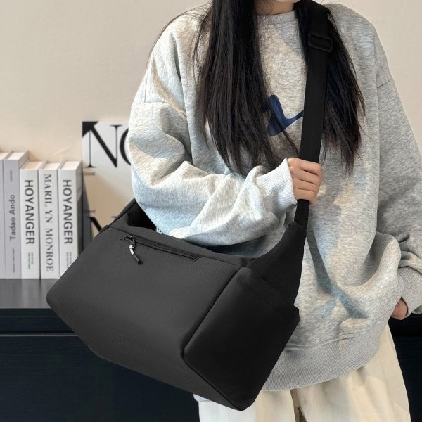 American trendy casual crossbody bag for women 2025 new summer large-capacity waterproof nylon contrasting color single-shoulder dumpling bag Application Scenario