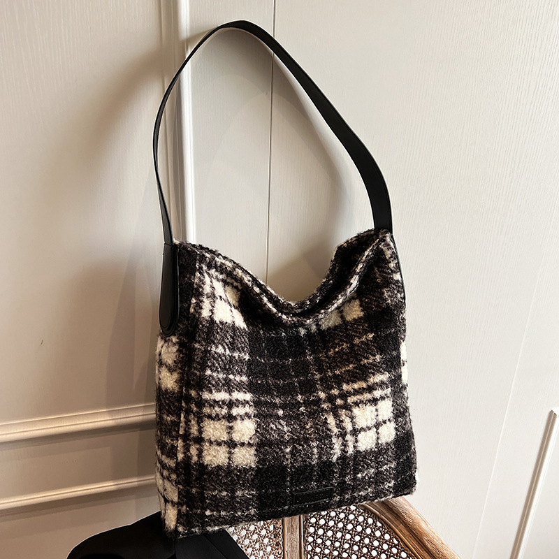 A new fashion design, simple and retro, laid-back style textured tote bag, a stylish and versatile commuter single-shoulder crossbody bag for women Specification drawing