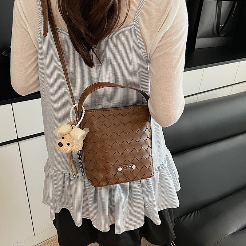 Fashionable handbag, vacation woven bag, 2025 new trendy shoulder bag, versatile phone bag, casual crossbody bag for women Application Scenario