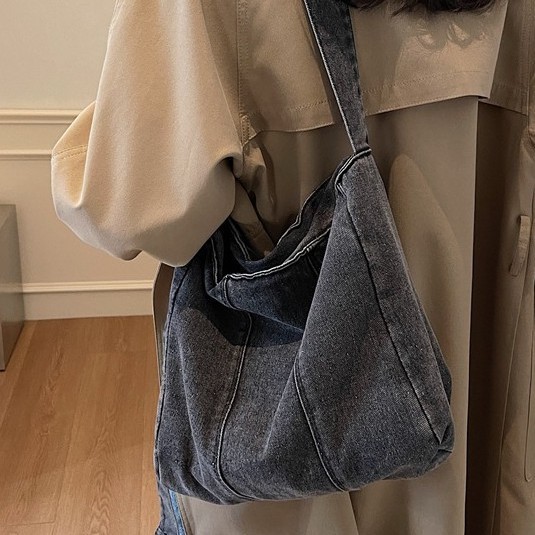 A fashionable handbag with a niche and versatile style. This new single-shoulder casual denim bag is durable, has a large capacity, is sturdy and laid-back Application Scenario