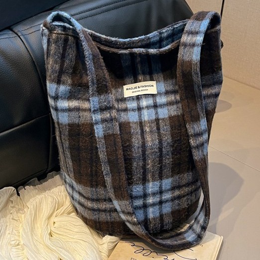 Korean woolen bucket bag for women, 2024 new winter large-capacity checkered single-shoulder bag, retro and trendy crossbody bag full figure