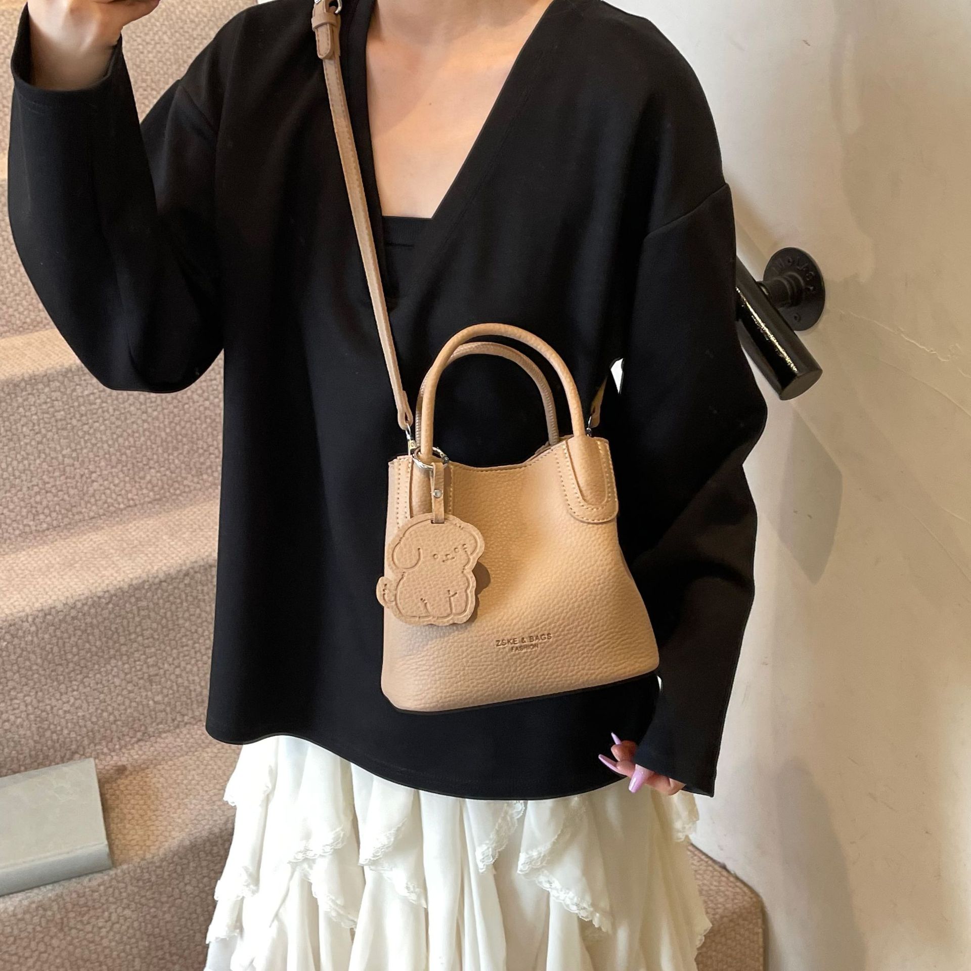 A high-end lychee pattern bag for women, a new summer 2025 trendy and versatile crossbody bag, a fashionable hand-held bucket bag details Picture