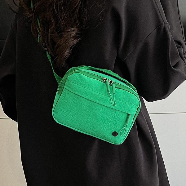 Japanese-style lightweight hand-held small square bag, simple solid color student single-shoulder crossbody bag, sporty and casual chest bag, mobile phone waist bag full figure
