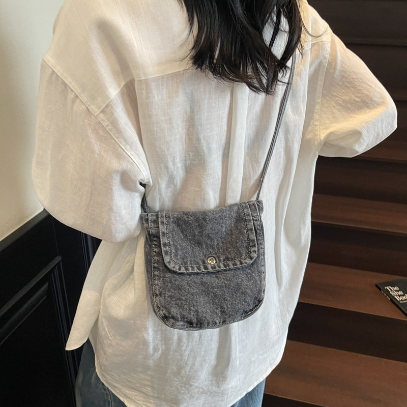 A new fashionable single-shoulder crossbody bag with a casual touch for women in summer, made of denim fabric full figure