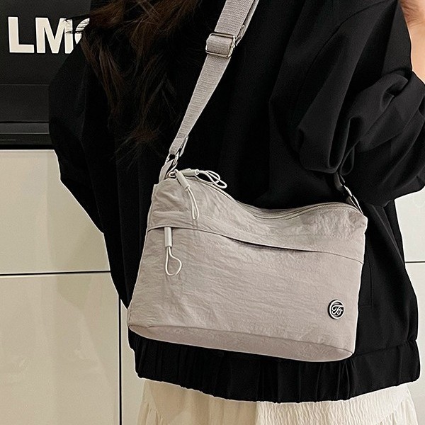A lightweight and casual crossbody bag for women, a simple Japanese-style commuting small square bag, a new fashionable multi-layered nylon fabric single-shoulder bag Application Scenario