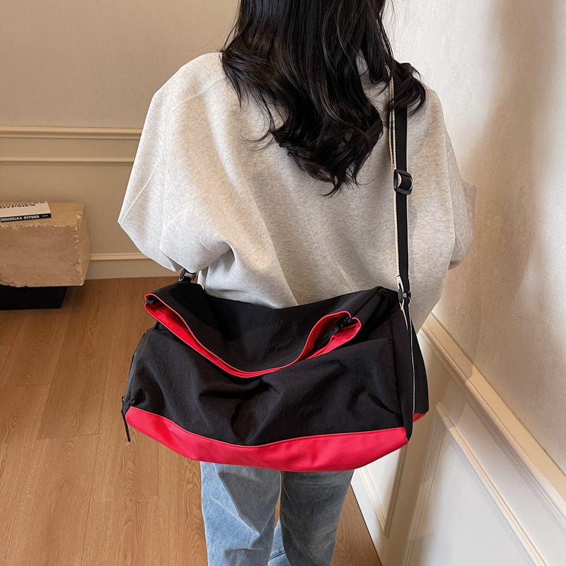Cool and trendy couple sports and fitness bag, large-capacity casual and simple single-shoulder bag, multi-pocket short-distance storage travel bag Application Scenario