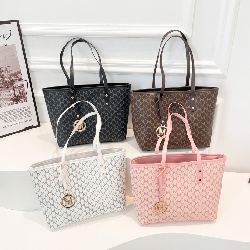 Fashionable and high-end bag for women, 2025 new versatile casual tote bag, commuting stylish handbag, shoulder bag Application Scenario