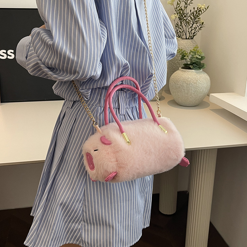 New Capibara plush toy hand-held crossbody bag, fashionable capybara doll bag, claw machine doll for gift exchange Application Scenario