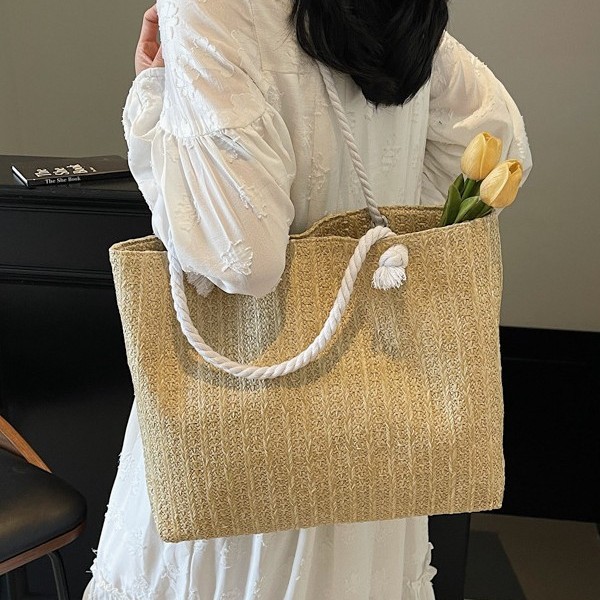 The 2025 summer new style of casual commuting tote bag is a fashionable and simple single-shoulder bag with a large capacity for carrying and underarm details Picture