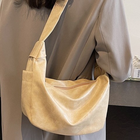 Autumn and winter retro large-capacity commuter bag 2024, laid-back style dumpling bag, fashionable and casual crescent bag, crossbody bag full figure