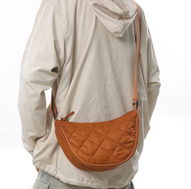 2024 New autumn and winter versatile large-capacity crossbody bag, simple and trendy dumpling bag, couple commuting diamond-shaped cotton jacket bag full figure