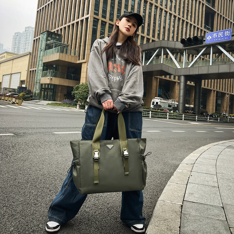 Fashionable outdoor sports fitness yoga bag, large-capacity hand-held short-distance storage bag, trendy lightweight nylon handbag details Picture