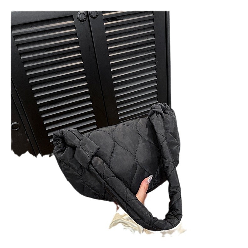 This year, single-shoulder bags are popular. The new autumn 2024 collection features a niche dumpling bag for women, a fashionable and simple crossbody bag for women Item Picture