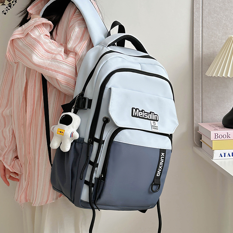 A new large-capacity schoolbag for women, a cool and trendy couple's casual backpack, and a Korean version of an Instagram computer backpack for junior and senior high school students full figure