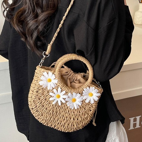 The new hand-held InS-style straw woven bag, the moon bag, the simple and fashionable Daisy woven women's bag, and the fresh bag full figure