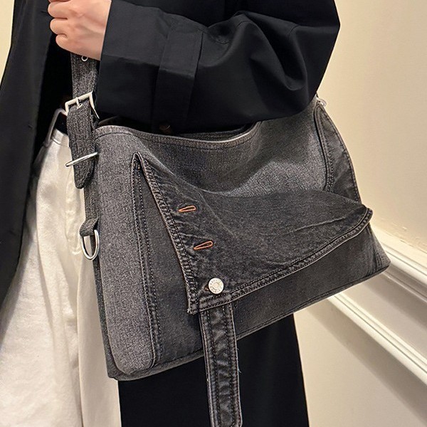 A trendy retro denim large-capacity bag for women's 2024 autumn/winter new commuter crossbody single-shoulder tote bag Application Scenario
