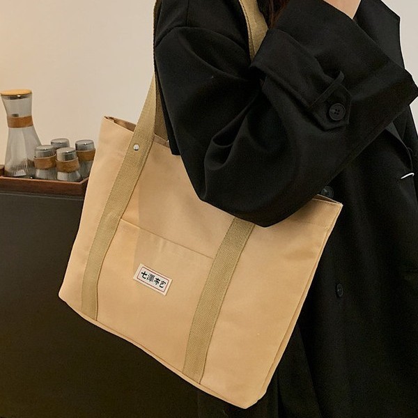 This is a new large-capacity Korean-style bag for autumn and winter fashion. It's perfect for casual commuting and is suitable for students' classes. It also comes with a single-shoulder backpack Application Scenario