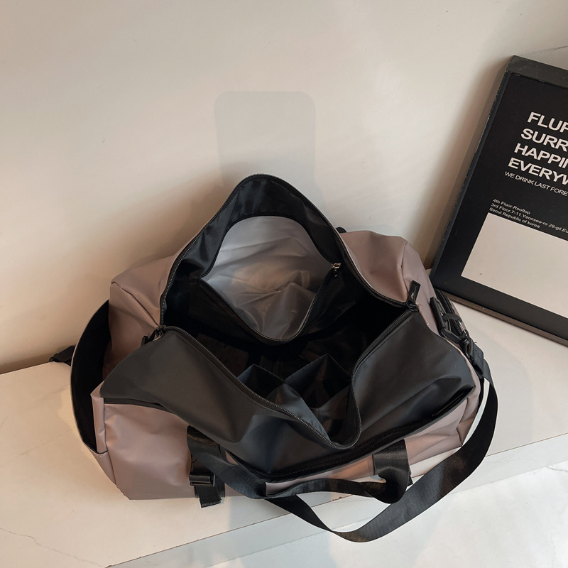 Short-distance travel bag for men, lightweight storage, large-capacity handbag, fashionable water-resistant, sports, independent shoe compartment, fitness bag Application Scenario
