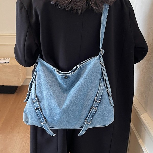 Large-capacity denim bag, women's motorcycle-style single-shoulder underarm bag, versatile for commuting, new autumn and winter design crossbody bag Application Scenario