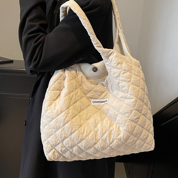 The new handbag features a large-capacity winter diamond underarm bag, a fashionable and retro casual shoulder bag, and a versatile tote bag for women Specification drawing