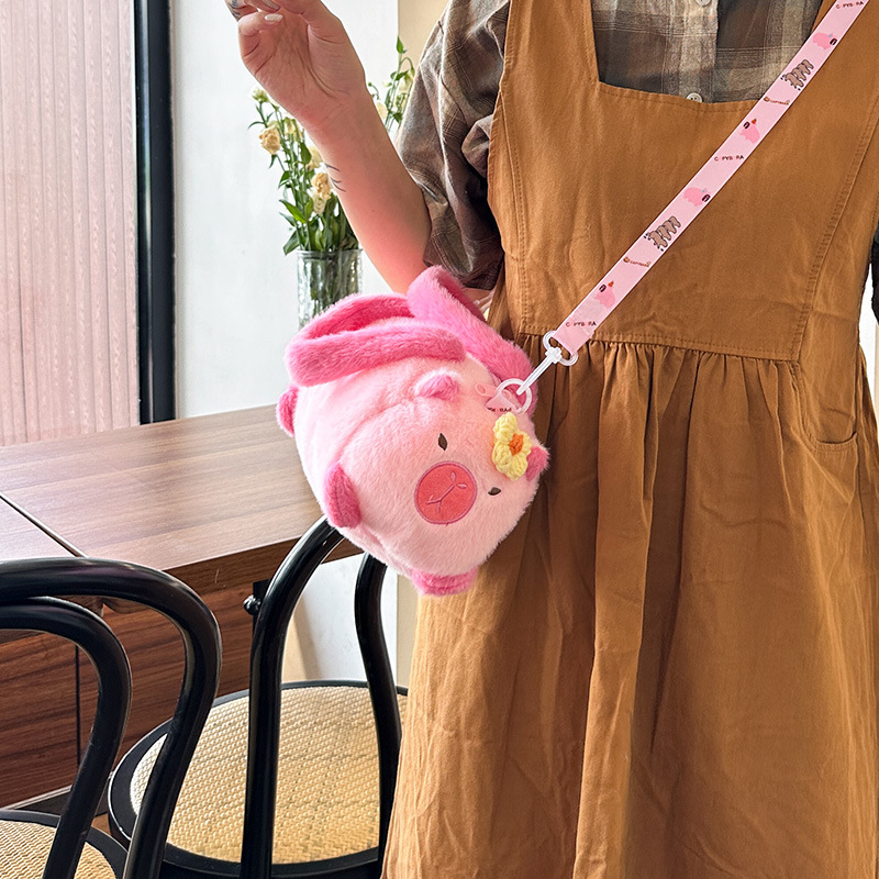 New cartoon claw machine doll toy bag, Capibara Capybara hand-held crossbody bag, fashionable and personalized bucket wholesale Application Scenario