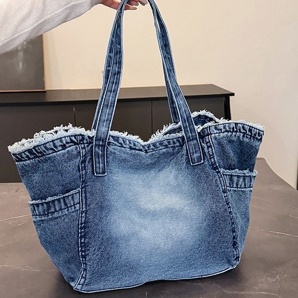 This casual large-capacity handbag is fashionable and versatile. It features a denim fringe fringe fringe fringe design for commuting. It is a laid-back bag that can be carried over one shoulder full figure