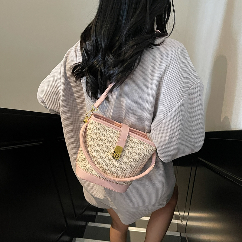 The new 2025 trendy and fashionable woven hand-held bucket bag features a high-end texture and a niche design. It is a single-shoulder crossbody bag details Picture