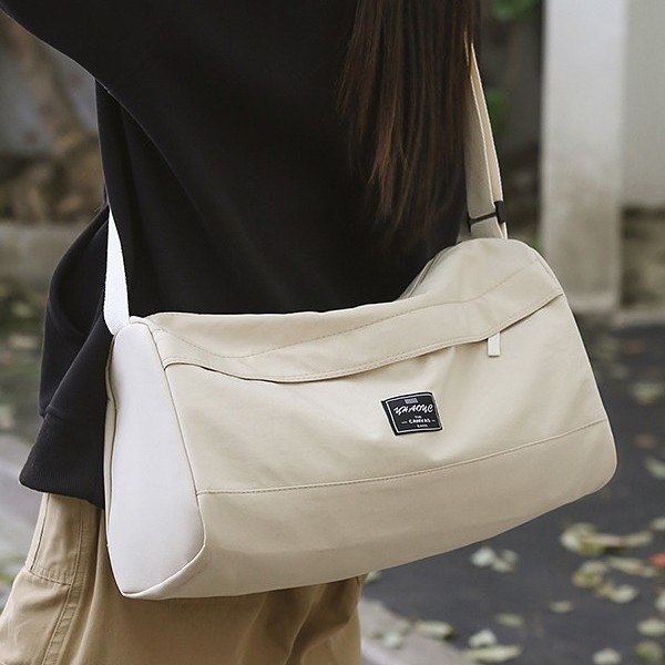 A unisex Japanese-style, simple and trendy single-shoulder bag, a new 2025 niche casual commuting crossbody bag Application Scenario