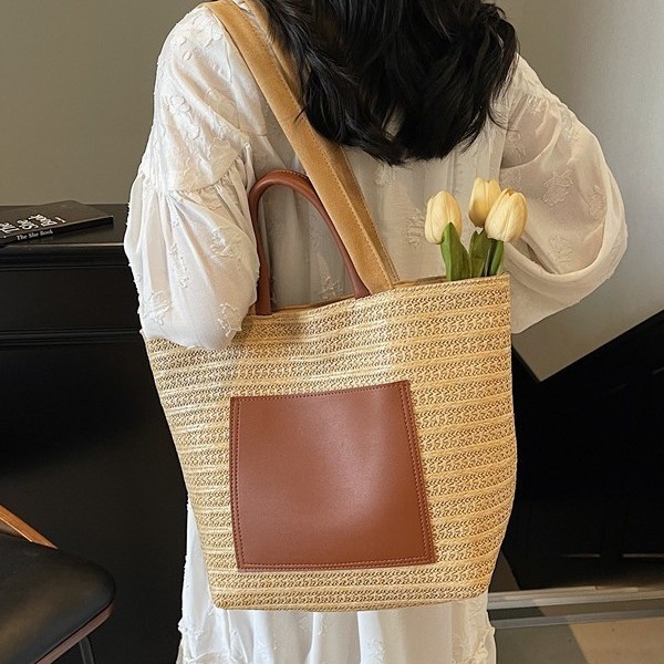 Handcrafted straw bag, single-shoulder bag, large-capacity tote bag, large commuting bag, versatile French retro handbag, women's bag Application Scenario