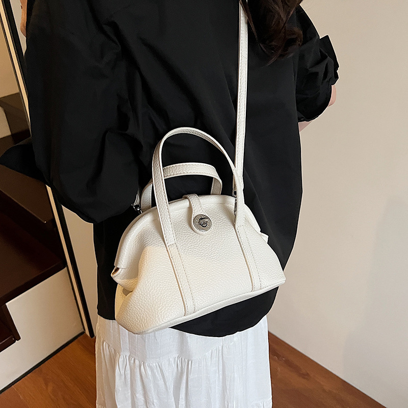 A new, trendy and fashionable single-shoulder crossbody bag for women in 2025, featuring a high-end, light luxury and niche hand-held shell bag Specification drawing