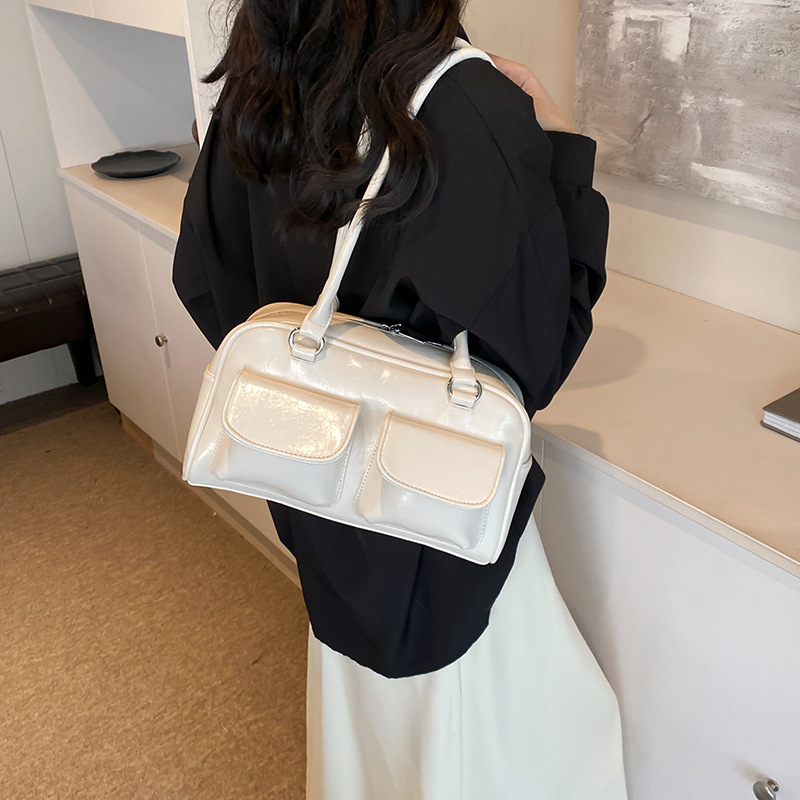 The 2025 new Korean version of a niche commuting large-capacity hand-held underarm bag with a small pocket design is fashionable and versatile Application Scenario