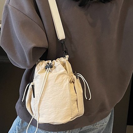 This is a niche design with a simple drawstring bucket bag for women. It is a new large-capacity single-shoulder bag for women in 2025 and a versatile commuting crossbody bag full figure