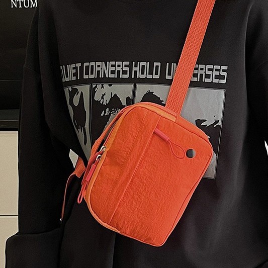 A new stylish solid-color versatile waist bag, a casual and lightweight nylon single-shoulder crossbody small square bag for going out, and a small shoulder bag for mobile phones full figure