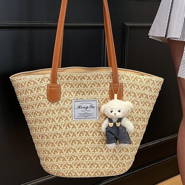 New 2025 large capacity straw woven bag for women, vacation beach, straw woven vegetable basket, commuter tote bucket bag Application Scenario