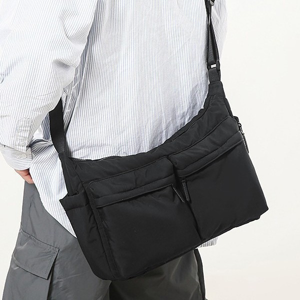 A new, trendy and casual Korean-style underarm bag with a large capacity and single-shoulder commuter tote bag from a niche handbag brand full figure