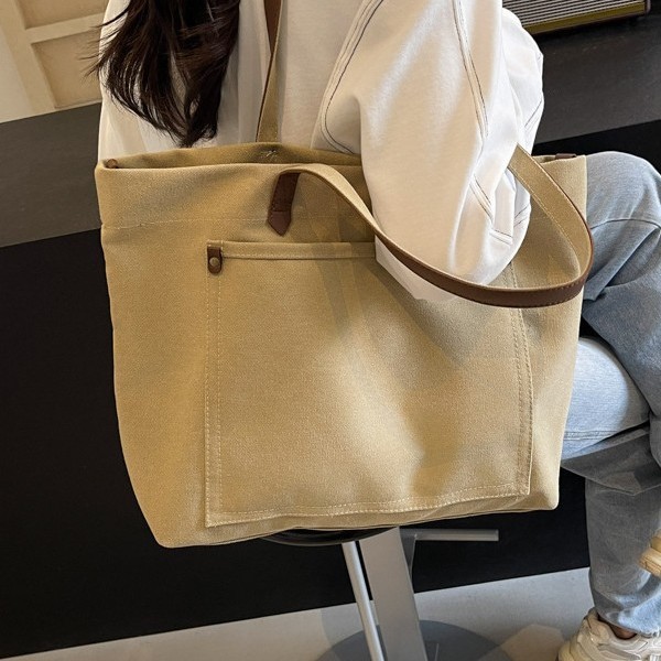 Japanese-style simple canvas bag, women's casual and artistic large-capacity tote bag, college student commuting single-shoulder crossbody bag Application Scenario