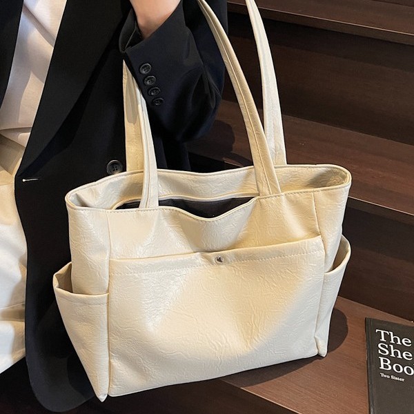 Fashionable and casual large-capacity handbag, new Spring 2025 style, trendy and simple single-shoulder bag, commuting crossbody large bag Application Scenario