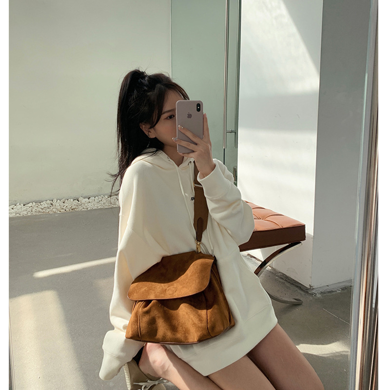 Niche design, high-end sense, autumn and winter bags, women's large-capacity crossbody bag, single-shoulder bag, women's large bag, velvet commuting bag details Picture
