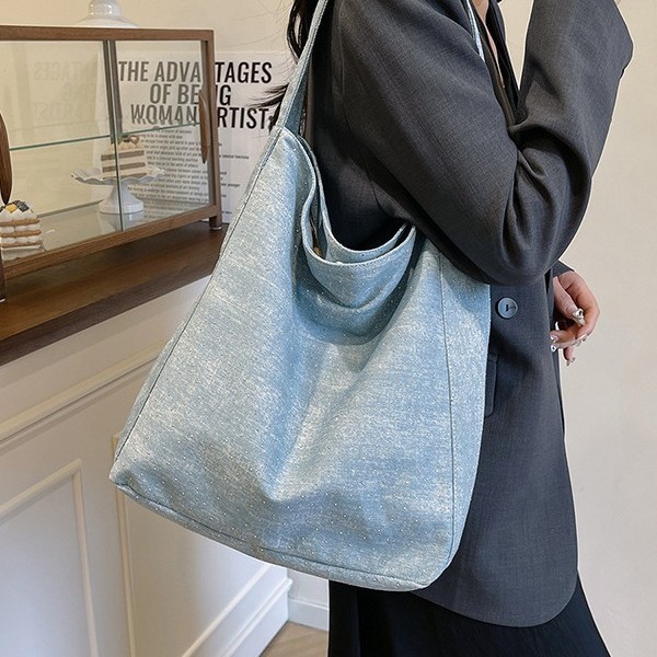 The 2025 new denim bag is a versatile large-capacity tote bag with a laid-back style for women. It is a simple single-shoulder bag for daily commuting full figure