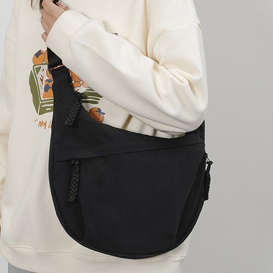 Crossbody bag, women's dumpling small bag, summer new large-capacity bag, women's 2025 casual lightweight nylon bag Application Scenario