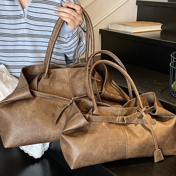 A new stylish and versatile single-shoulder underarm bag for women in 2025, featuring a large capacity for casual commuting. It is a spring and summer hand-held tote bag Specification drawing