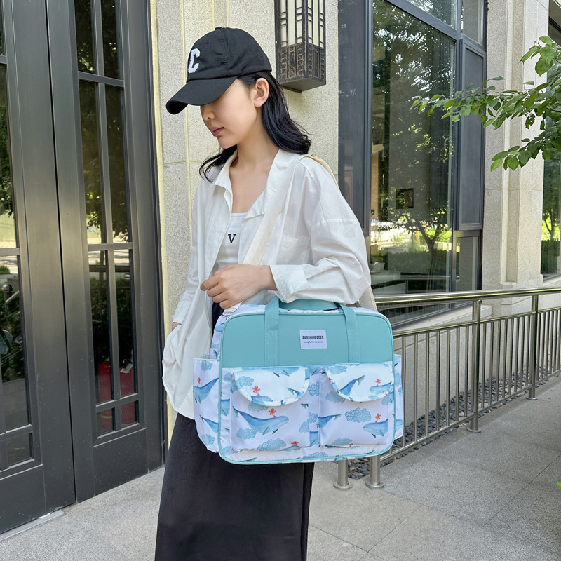 New large-capacity diaper pad baby bottle storage bag, multi-functional casual handbag, single-shoulder crossbody mom bag for going out Application Scenario