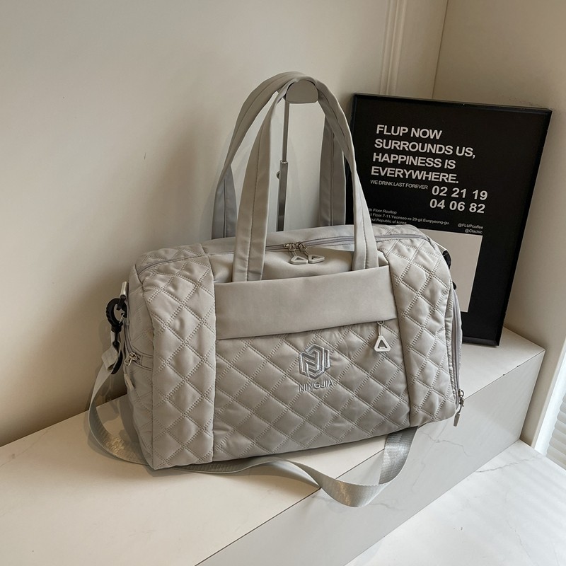 Wholesale of new cross-border short-distance travel bags, women's large-capacity yoga and fitness bags, lightweight cases with handles, and outdoor luggage bags Application Scenario