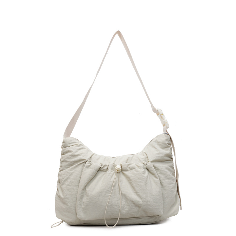 A new fashionable single-shoulder crossbody bag with a large capacity for women, highlighting the school style. A small crossbody bag for commuting to work Item Picture
