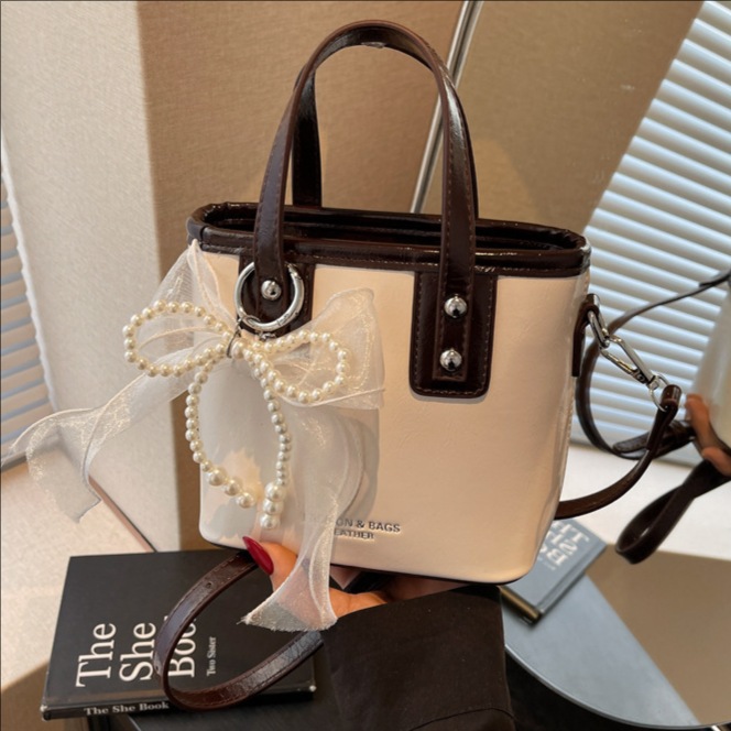 A niche retro patchwork hand-held bucket bag for women in 2025, a fashionable and trendy single-shoulder bag, a stylish and simple crossbody bag full figure